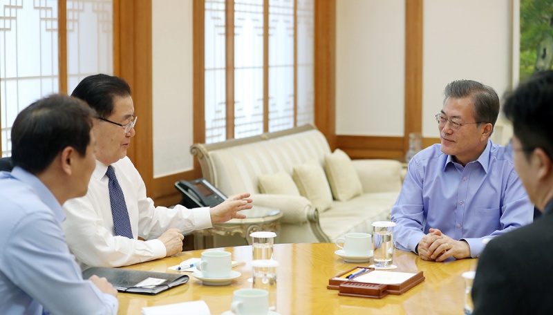 정의용 청와대 국가안보실장과 서훈 국정원장이 문재인 대통령에게 보고하고 있는 모습. 자료사진.