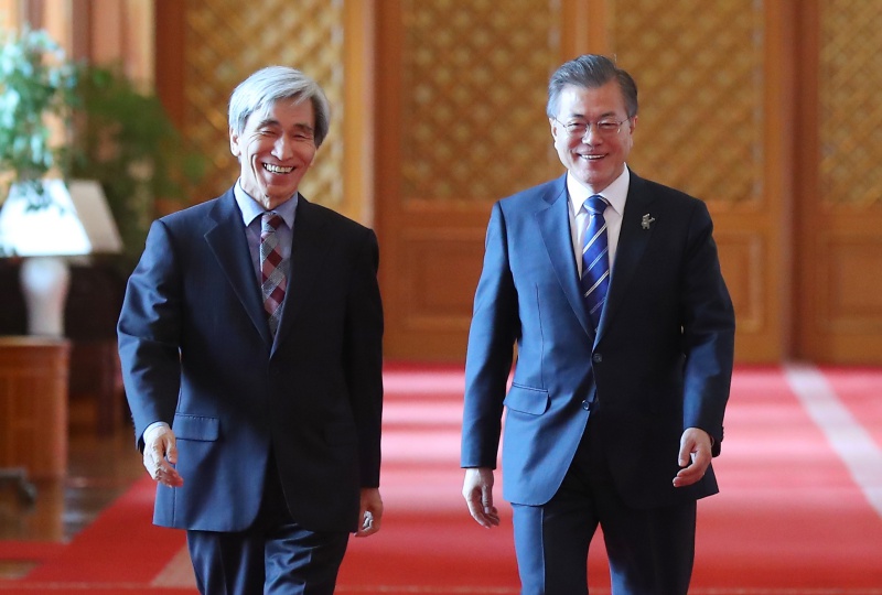 문재인 대통령과 정해구 국민헌법자문특위 위원장이 13일 청와대 충무실에서 열린 오찬에 참석하고 있다.
