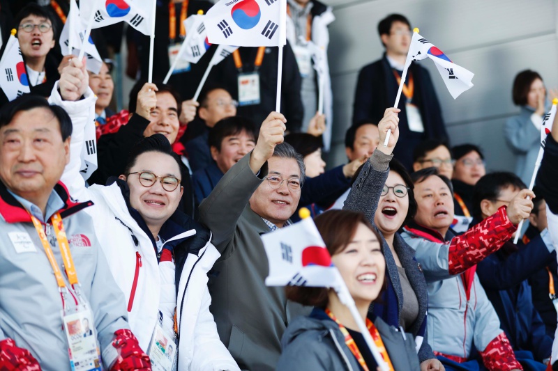 문재인 대통령과 김정숙 여사가 14일 강원도 평창 알펜시아 바이애슬론 센터에서 열린 평창패럴림픽 크로스컨트리 스키 남녀 1.1㎞ 스프린트 좌식 예선과 남자 1.5㎞ 스프린트 클래식 시각장애 예선 경기를 관람하고 있다.