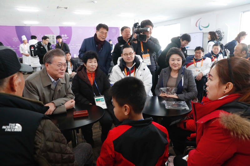 문재인 대통령과 김정숙 여사가 14일 강원도 평창 알펜시아 바이애슬론 센터에서 장애인노르딕스키 신의현 선수 가족들을 만나 환담하고 있다.