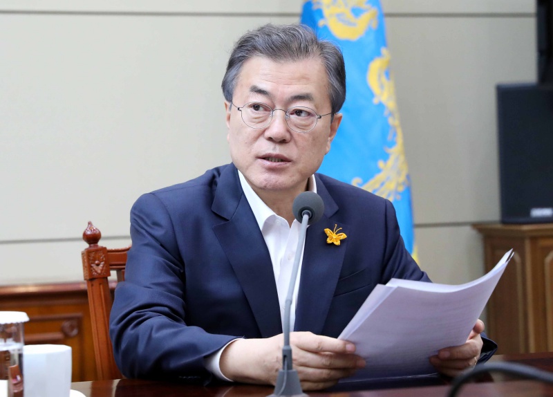 문재인 대통령이 16일 청와대 여민관에서 열린 수석보좌관회의를 주재하고 있다.