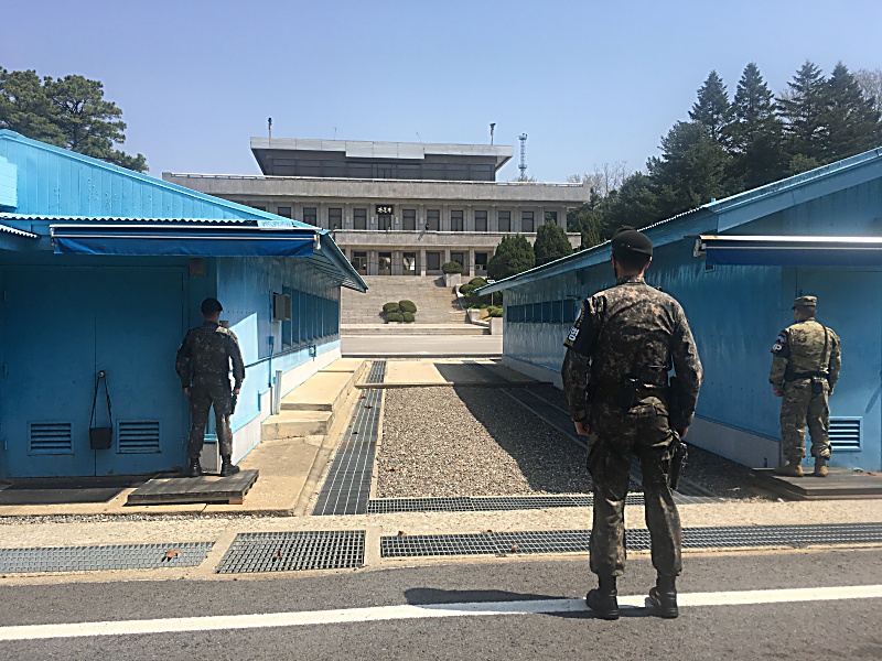 판문점 군사분계선. 맞은 편에는 북측 경비구역인 판문각이 있다.