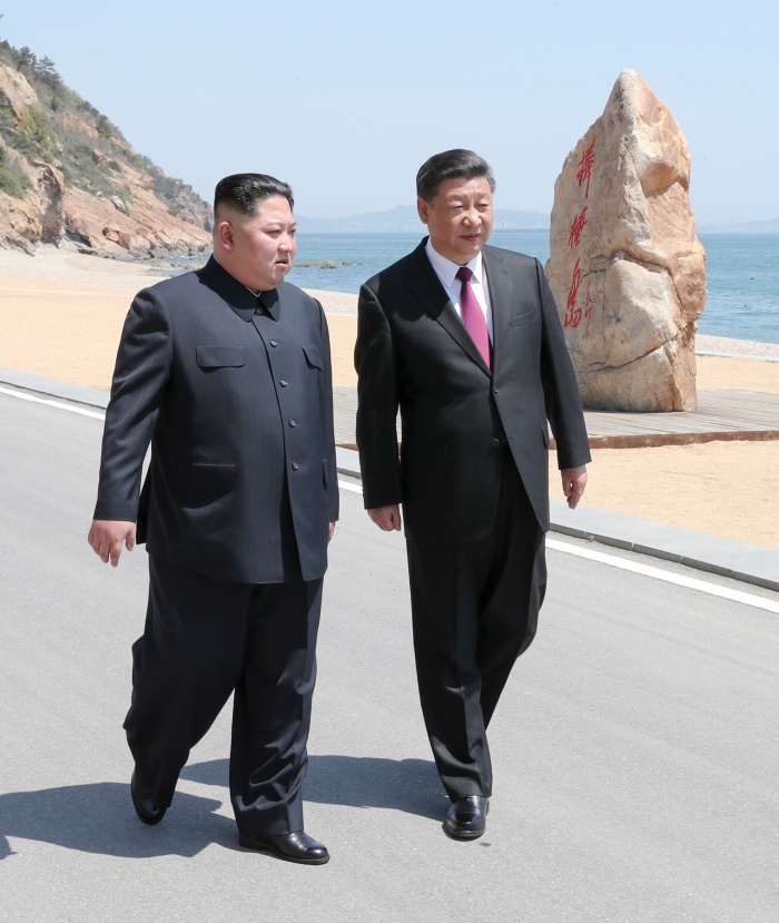 김정은 북한 국무위원장이 중국 요녕성 다롄 인근 해변가에서 시진핑 중국 국가 주석과 산책을 하는 모습이 공개됐다.