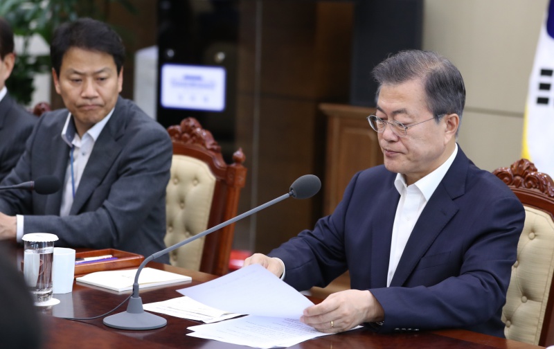 문재인 대통령이 14일 오후 수석 보좌관 회의가 열린 청와대 여민관 소회의실에서 모두발언을 마치고 자료를 정리하고 있다.