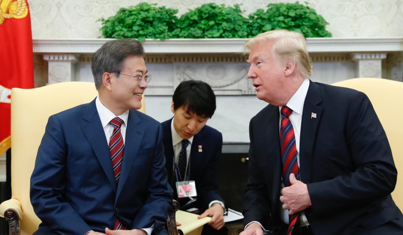 문재인 대통령이 도널드 트럼프 미국 대통령과 22일 오후(현지시각) 미국 워싱턴 백악관에서 단독정상회담을 하고 있다.