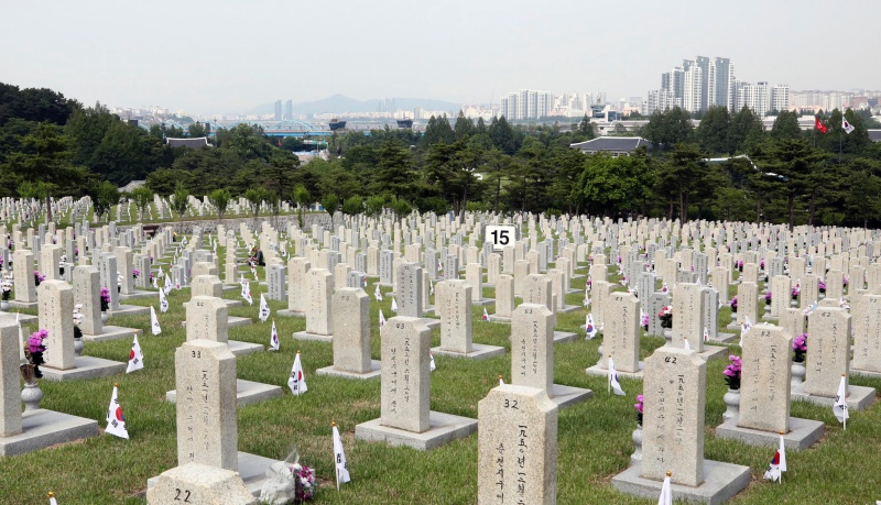 현충일을 이틀 앞둔 4일 오후 서울 동작구 국립서울현충원 묘역에서 바라본 도심에 빌딩들이 보이고 있다.
