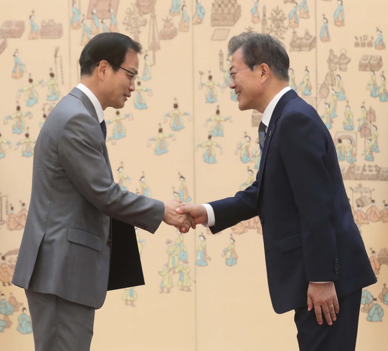 문재인 대통령이 허익범 변호사에게 드루킹 사건 특별검사 임명장을 수여한 뒤 악수하는 모습.