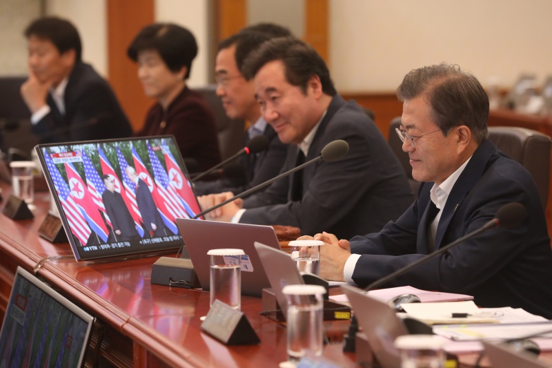 문재인 대통령과 국무위원들이 지난 6월 12일 오전 청와대 세종실에서 국무회의에 앞서 북미정상회담 중계방송을 시청하고 있다. 자료사진.