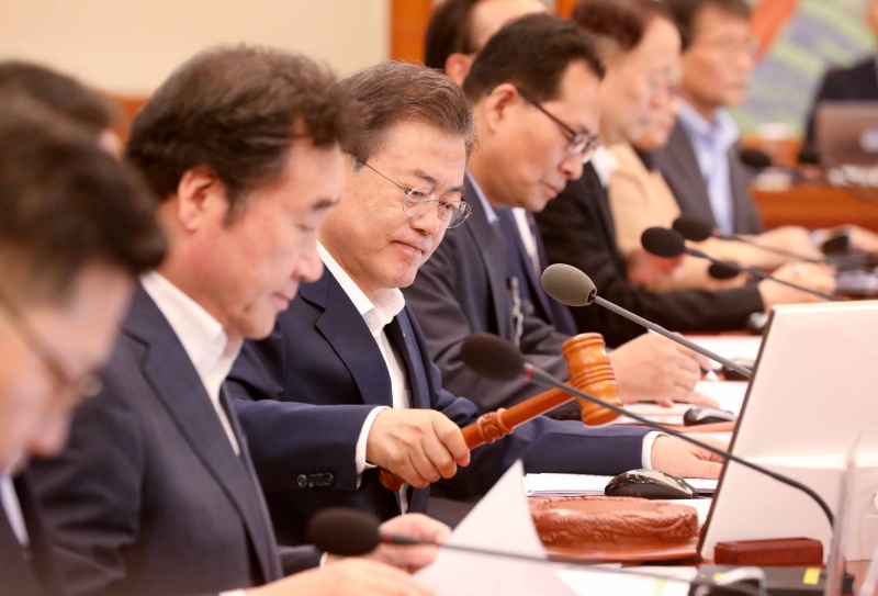 문재인 대통령 국무회의를 주재하고 있는 모습.