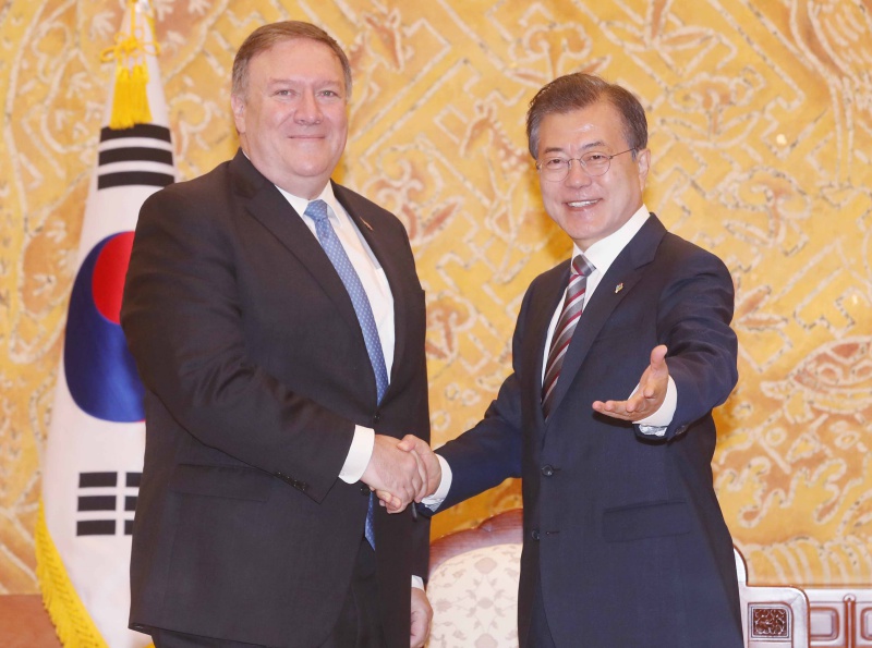 문재인 대통령이 14일 오전 청와대 본관 접견실에서 마이크 폼페이오 미국 국무부 장관과 악수하고 있다.