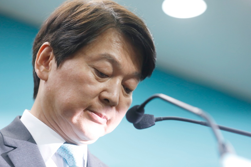 안철수 바른미래당 서울시장 후보가 14일 서울 종로구 선거 캠프에서 열린 해단식에서 당원들에게 인사말 하고 있다.