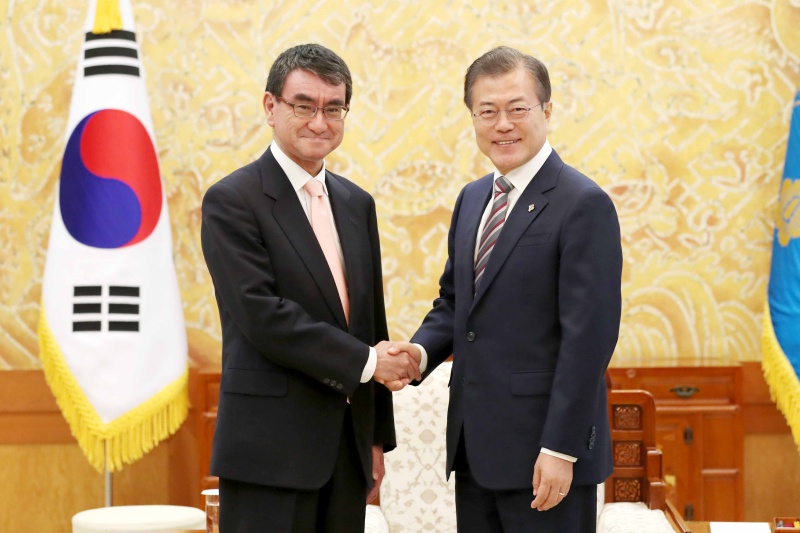 문재인 대통령이 14일 청와대 본관 접견실에서 고노 다로 일본 외무대신과 만나 악수하고 있다.