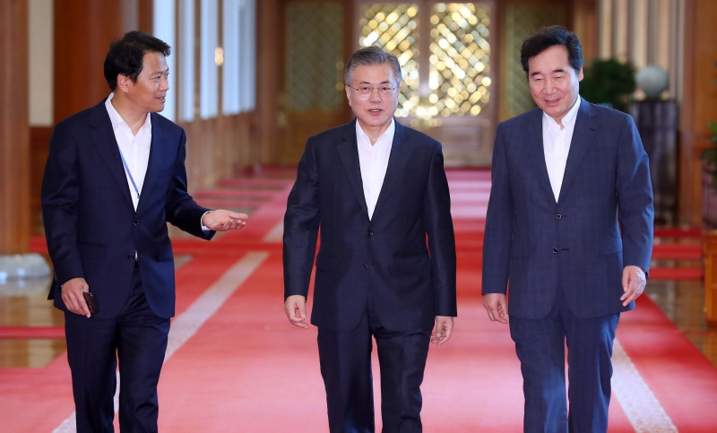 문재인 대통령 청와대 본관에서 열린 국무회의에 참석하고 있는 모습. 왼쪽부터 임종석 비서실장, 문 대통령, 이낙연 국무총리. 자료사진.