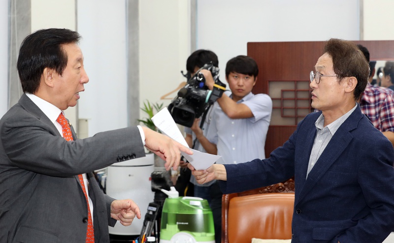 김성태 자유한국당 원내대표와 조희연 서울시교육감이 4일 서울 여의도 국회에서 강서특수학교 설립과 관련해 이야기를 나누고 있다. 강서 을이 지역구인 김성태 자유한국당 원내대표와 조희연 서울시교육감, 강서특수학교 반대하던 지역주민들은 특수 학교 설립에 합의했다.