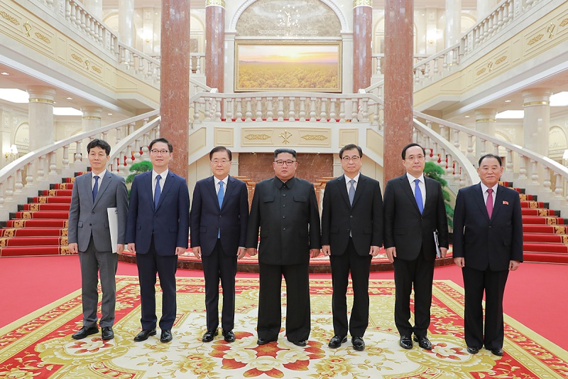 정의용 청와대 국가안보실장이 이끄는 대북 특별사절대표단이 5일 평양을 방문해 김정은 북한 국무위원장을 만나 문재인 대통령의 친서를 전달하고 의견을 나눴다.