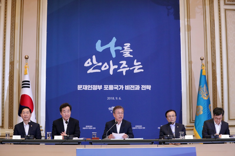 대통령 직속 정책기획위원회와 교육부·보건복지부·고용노동부 등 사회정책 관련 부처는 6일 오후 청와대 영빈관에서 회의를 열었다. 문재인 대통령이 인사말을 하고 있다.
