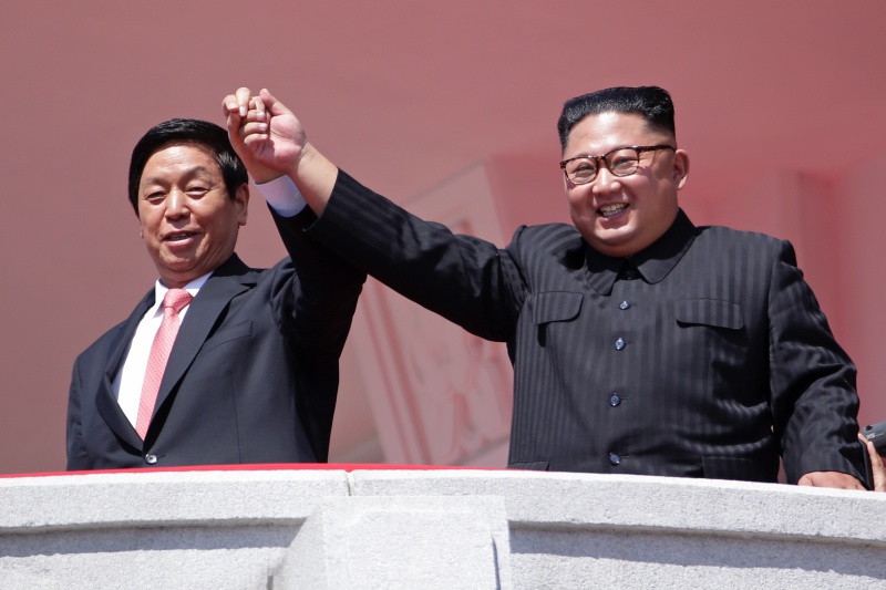김정은 북한 국무위원장(오른쪽)이 9일 평양에서 열린 정권수립 70주년 열병식이 끝난 후 리잔수 중국 전국인민대표회의 상무위원장의 손을 잡고 올려 보이며 북중 우호관계를 과시하고 있다.