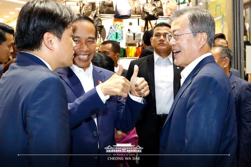 문재인 대통령과 부인 김정숙 여사가 한국을 국빈 방문 중인 조코 위도도 인도네시아 대통령과 부인 이리아나 여사와 10일 오후 서울 동대문구 동대문디자인플라자(DDP) 내 패션몰을 찾아 둘러보고 있다.