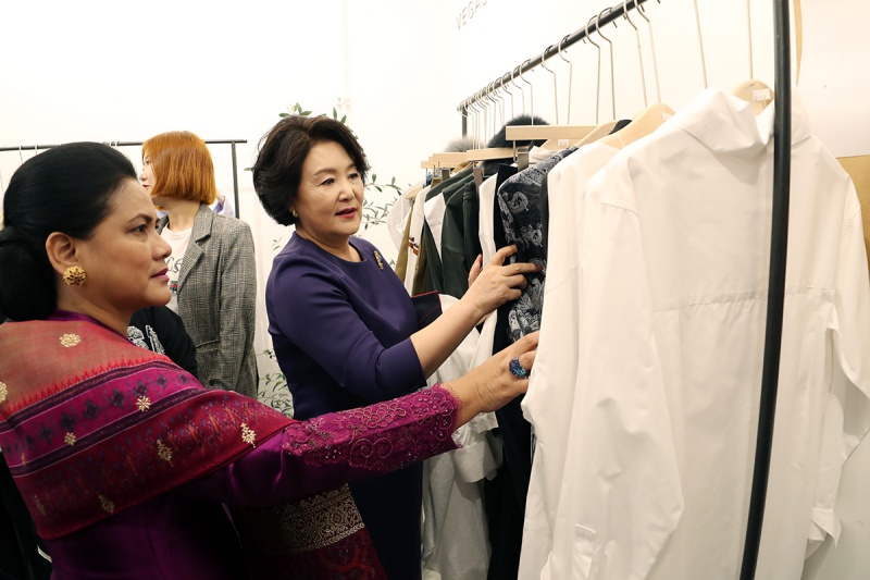 문재인 대통령과 부인 김정숙 여사가 한국을 국빈 방문 중인 조코 위도도 인도네시아 대통령과 부인 이리아나 여사와 10일 오후 서울 동대문구 동대문디자인플라자(DDP) 내 패션몰을 찾아 둘러보고 있다.