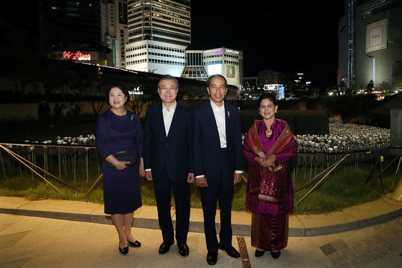 문재인 대통령과 부인 김정숙 여사가 한국을 국빈 방문 중인 조코 위도도 인도네시아 대통령과 부인 이리아나 여사와 10일 오후 서울 동대문구 동대문디자인플라자(DDP) 내 패션몰을 찾아 둘러보고 있다.