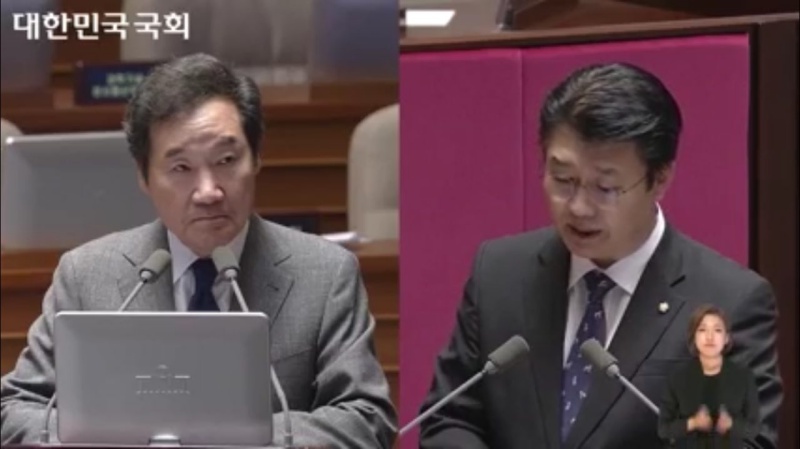 이낙연 국무총리와 자유한국당 정용기 의원이 13일 국회 대정무질문에 참석한 모습.