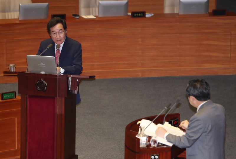 1일 오전 서울 여의도 국회 본회의장에서 열린 제364회국회(정기회) 제7차 본회의에서 이낙연 국무총리가 의원의 질문에 답하고 있는 모습. 자료사진.