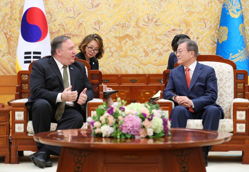 문재인 대통령이 7일 청와대 본관 접견실에서 마이크 폼페이오 미국 국무부 장관과 면담하고 있다. 폼페이오 장관은 이날 오전 북한 평양을 방문해 김정은 국무위원장과 면담 직후 청와대를 방문했다.