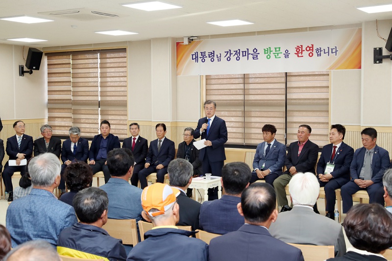 문재인 대통령이 11일 제주 강정마을을 찾아 주민들과 간담회를 하고 있다.