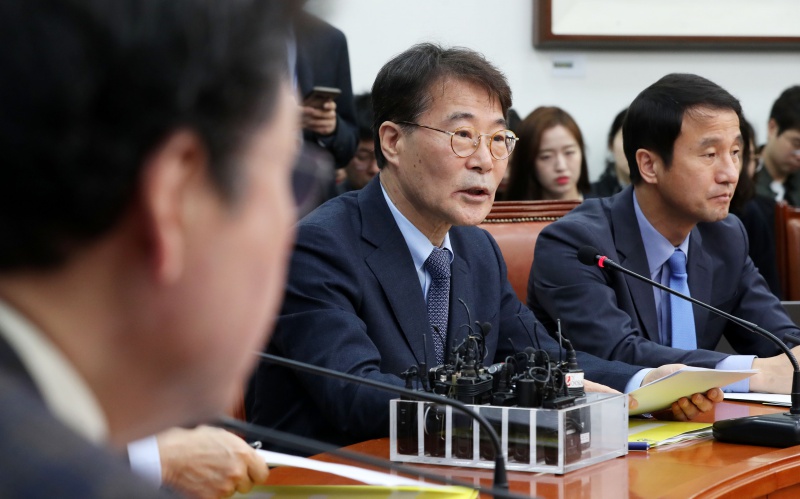 4일 오전 서울 여의도 국회에서 열린 국정감사 후속 조치 및 19년 예산안 처리방안 등을 논의하기 위한 제6차 고위 당·정·청 협의회에서 장하성 청와대 정책실장이 모두발언을 하고 있다.