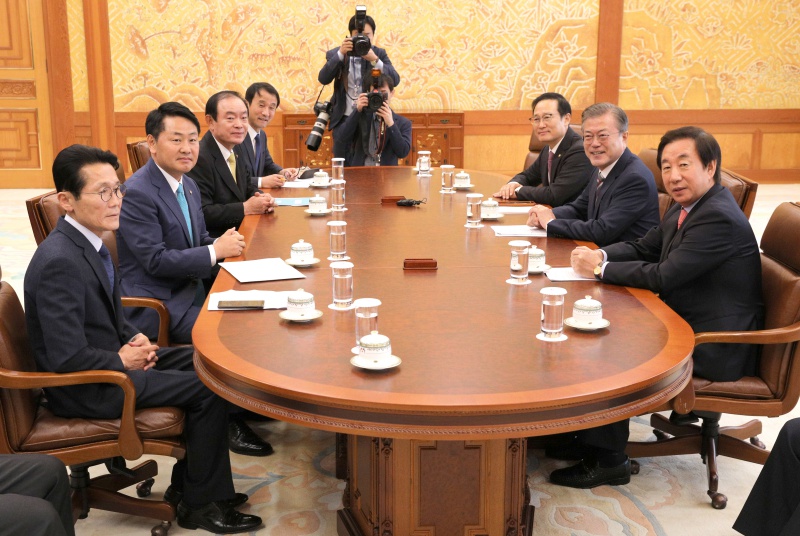 문재인 대통령이 5일 청와대 본관 접견실에서 제1차 여야정 국정상설협의체 회의를 주재하고 있다. 이날 회의에는 문 대통령을 비롯해 국회에서 홍영표 민주당 원내대표·김성태 한국당 원내대표·김관영 바른미래당 원내대표·장병완 민주평화당 원내대표·윤소하 정의당 원내대표 등이 참석했다.
