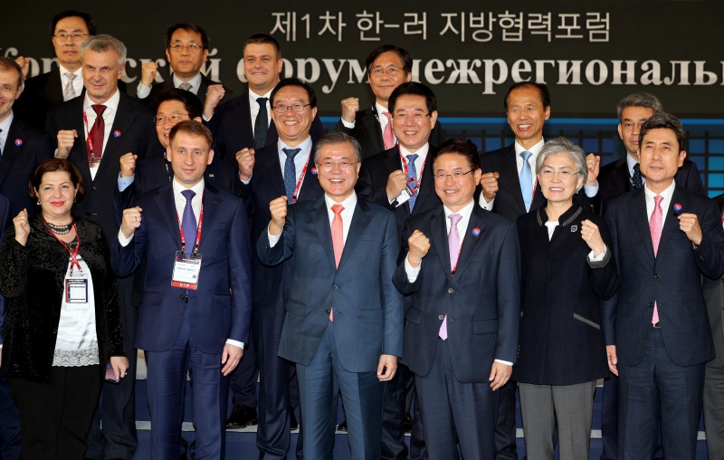 문재인 대통령이 8일 경북 포항시 포스텍 체육관에서 열린 제1회 한-러 지방협력포럼에 참석하여 참석자들과 기념촬영을 하고 있다.