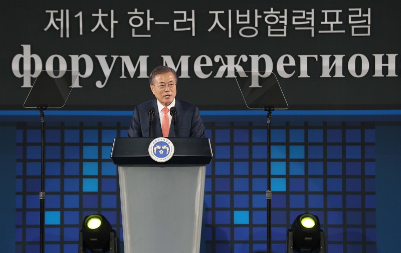 문재인 대통령이 8일 경북 포항시 포스텍 체육관에서 열린 제1회 한-러 지방협력 포럼에 참석해 인사말을 하고 있다.