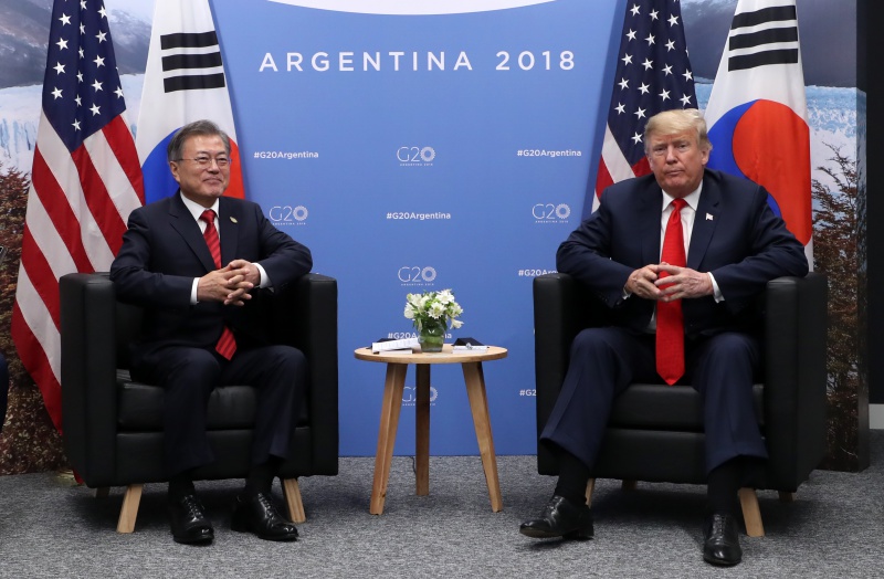 문재인 대통령이 지난 11월 30일(현지시간) 부에노스아이레스 코스타 살게로 센터 G20 양자정상회담 접견실에서 도널드 트럼프 미국 대통령과 정상회담을 하고 있다. 자료사진.