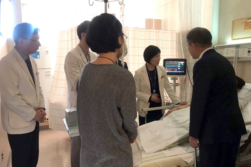 문재인 대통령, 공무원 병문안