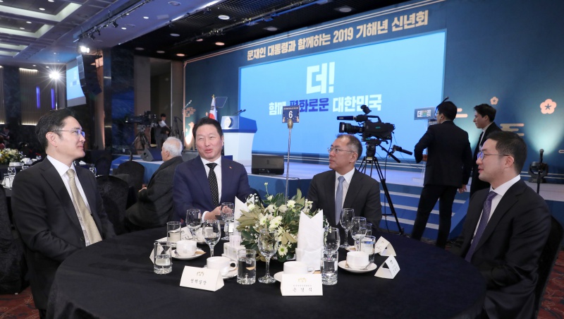 지난 2일 서울 여의도 중소기업중앙회에서 열린 '문재인 대통령과 함께하는 2019 기해년 신년회'에서 이재용(왼쪽부터) 삼성전자 부회장, 최태원 SK그룹 회장, 정의선 현대차그룹 부회장, 구광모 LG그룹 회장이 환담하고 있다.