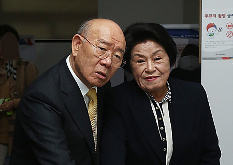 전두환 전 대통령과 부인 이순자 씨 (자료사진)