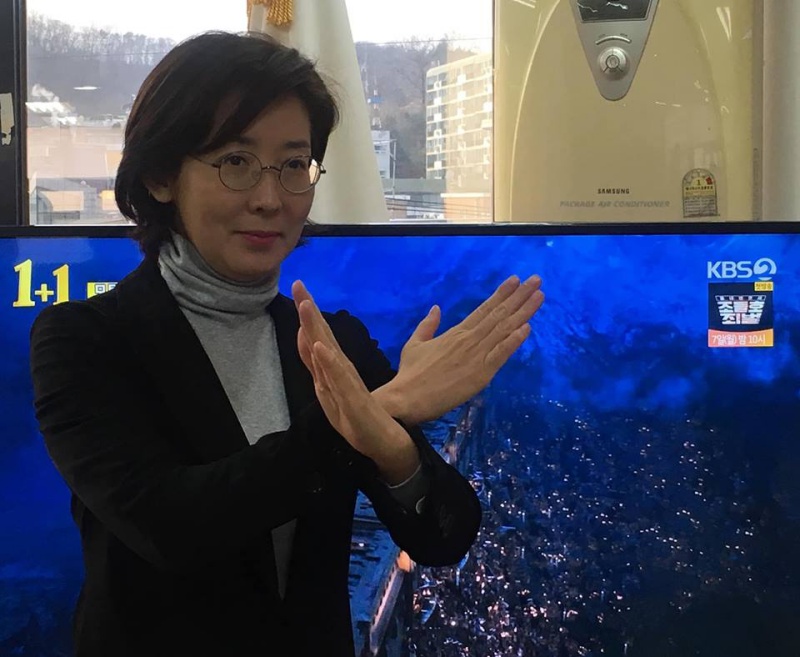 자유한국당 나경원 원내대표가 KBS 방송 앞에서 손으로 X자를 그려 보이고 있다.