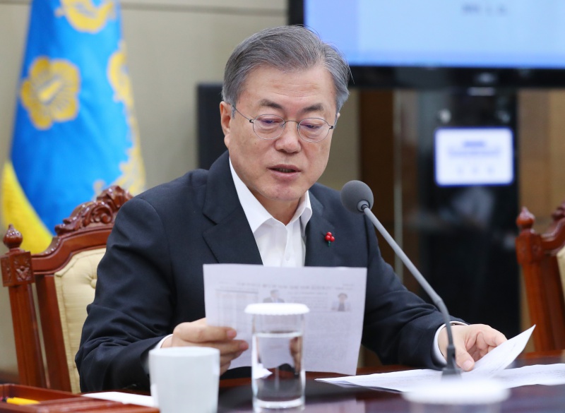 문재인 대통령이 21일 청와대 여민관에서 열린 수석보좌관회의에서 모두발언하고 있다. 문 대통령은 이 자리에서 정명희 부산 북구청장의 편지 내용을 전했다.