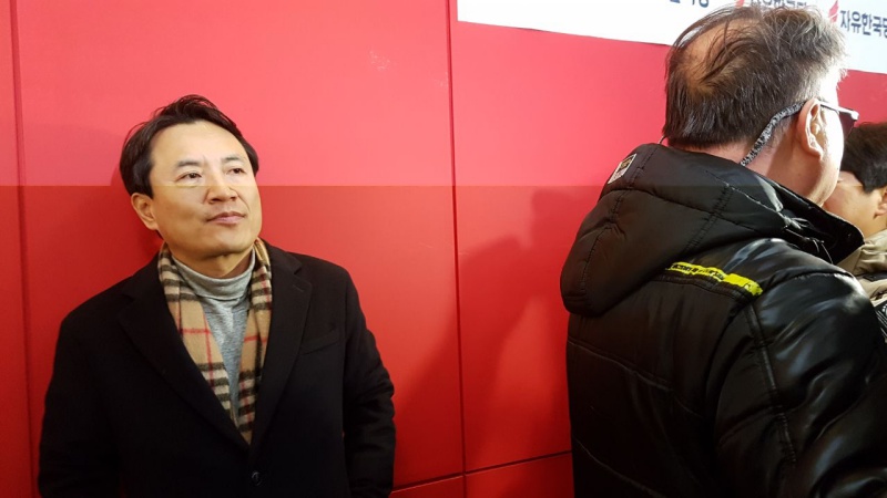 자유한국당 전당대회에 출마한 김진태 의원이 12일 오전 당원 간담회를 갖기 위해 광주광역시 전남도당을 찾았다. 일부 당원들은 김 의원이 최근 5.18 민주화운동을 모독하는 공청회를 연 데 대해 거칠게 항의했다.
