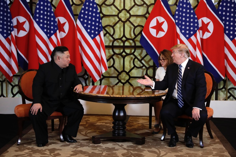 김정은 북한 국무위원장과 도널드 트럼프 미국 대통령과 28일(현지시간) 하노이 메트로폴 호텔 회담장에서 회담하고 있다.(자료 사진)