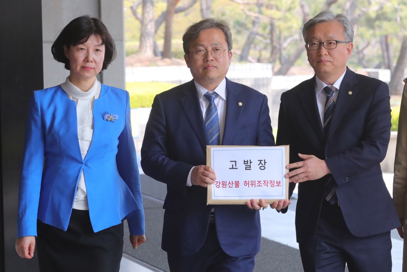 더불어민주당 양정숙(왼쪽부터) 법률부위원장, 송기헌 법률위원장, 권칠승 허위조작정보대책특별위원회 위원이 12일 오후 서울 서초구 서울중앙지방검찰청에 강원 산불 재난 관련 문재인 대통령에 대한 허위조작정보 고발장 접수에 앞서 취재진의 질문에 답하고 있다.