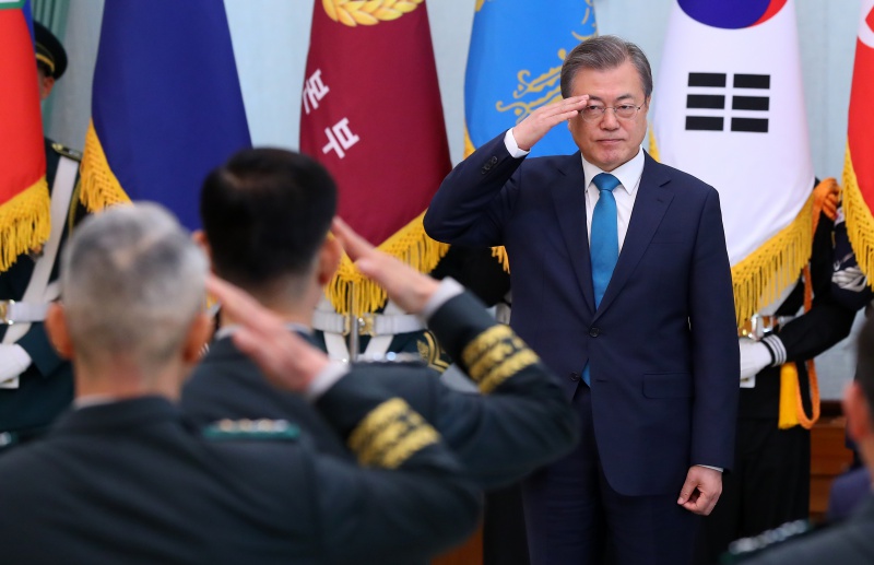 문재인 대통령이 15일 청와대 본관에서 군 장성 진급보직 신고자들의 경례에 거수경례로 답하고 있다. 2019.04.15.