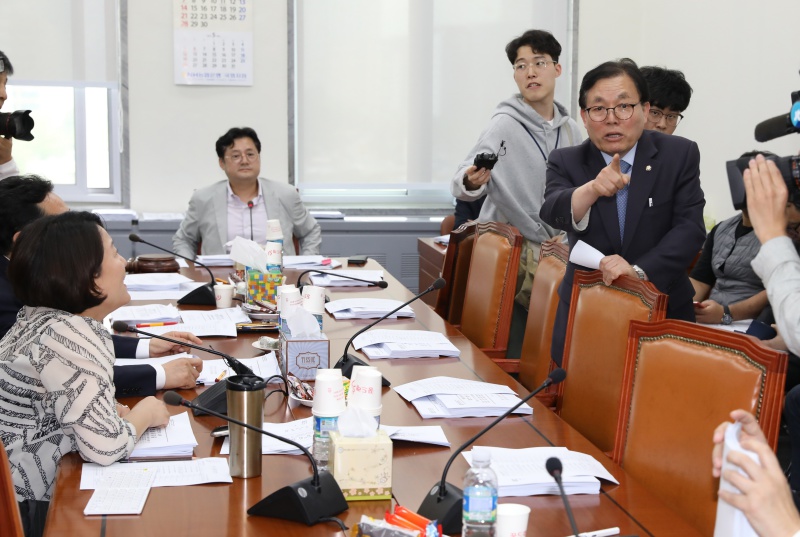 지난달 23일 서울 여의도 국회에서 자유한국당 의원이 불참한 가운데 소방관 국가직 전환 법안 심사를 위해 열린 행정안전위원회 법안심사소위원회에서 회의 도중 자유한국당 이채익 행안위 간사가 찾아와 항의하고 있다. 2019.04.23.