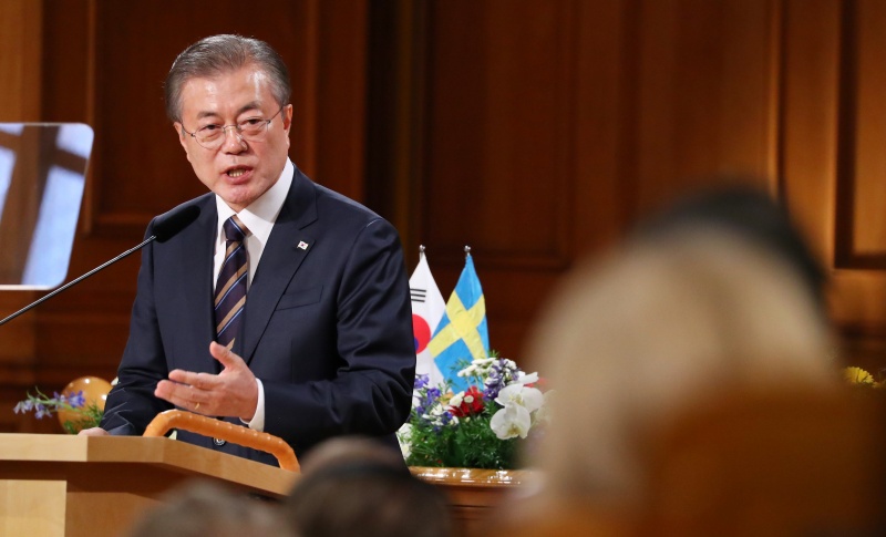 스웨덴을 국빈 방문 중인 문재인 대통령이 14일 스톡홀름 스웨덴 의회 구 하원 의사당에서 '한반도 비핵화와 평화를 위한 신뢰' 주제로 연설을 마친 후 질문에 답변하고 있다. 2019.06.14.