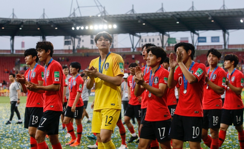 대한민국 U20 축구 대표팀이 15일(현지시간) 폴란드 우치의 우치 스타디움에서 막을 내린 2019 국제축구연맹(FIFA) U20 월드컵에서 준우승을 차지한 후 은메달을 목에 걸고 운동장을 떠나고 있다.