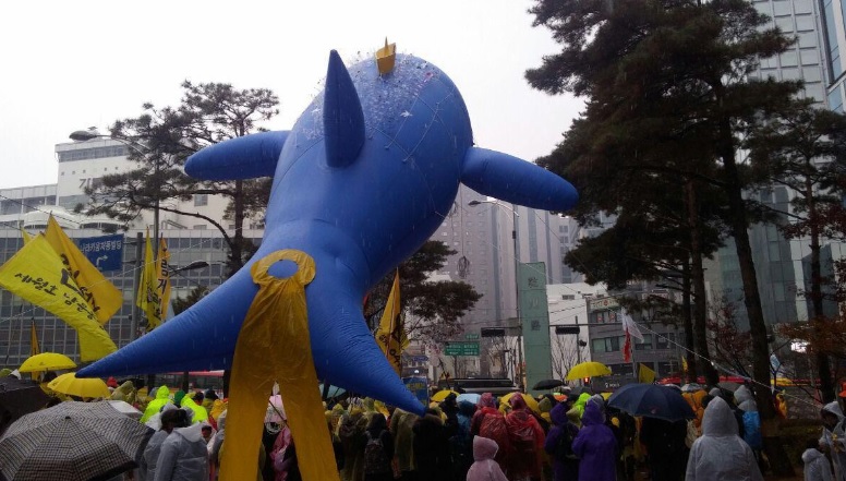 416연대가 26일 오후 서울 을지로 416특별조사위원회 사무실 앞에서 아이들을 등에 태운 푸른 고래 풍선을 앞세우고 행진하고 있다.