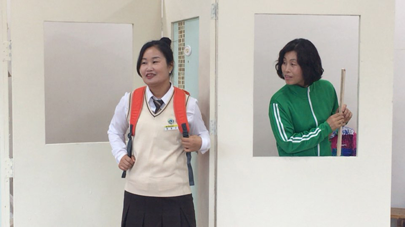 세월호 유가족들로 구성된 416가족극단 노란리본이 연극 ‘이웃에 살고 이웃에 죽고’ 공연을 앞두고 한창 연습 중이다.