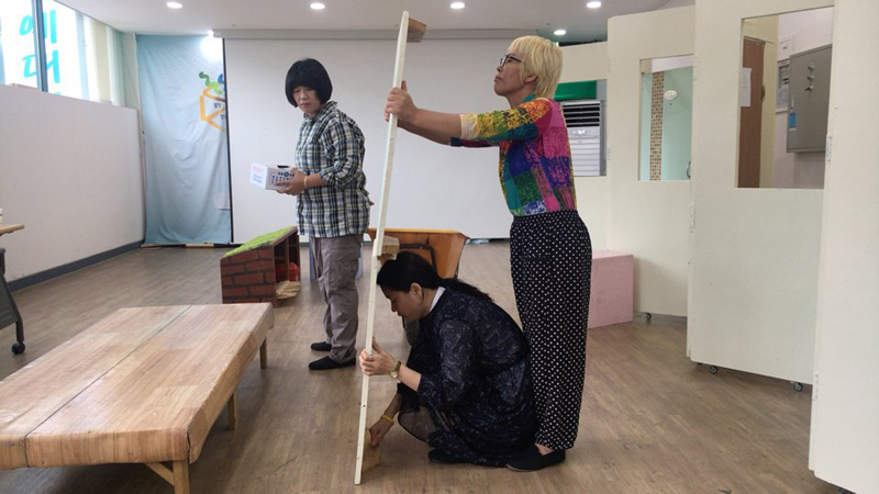 세월호 유가족들로 구성된 416가족극단 노란리본이 연극 ‘이웃에 살고 이웃에 죽고’ 공연을 앞두고 한창 연습 중이다.