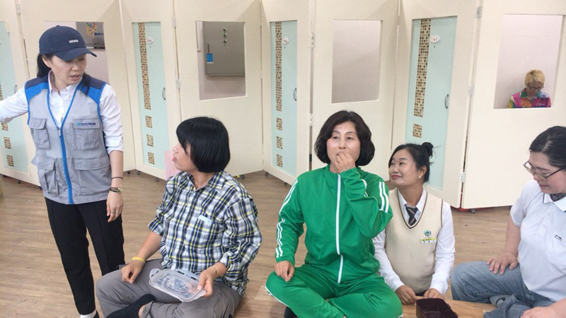 세월호 유가족들로 구성된 416가족극단 노란리본이 연극 ‘이웃에 살고 이웃에 죽고’ 공연을 앞두고 한창 연습 중이다.