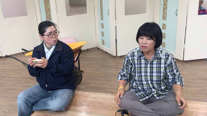 세월호 유가족들로 구성된 416가족극단 노란리본이 연극 ‘이웃에 살고 이웃에 죽고’ 공연을 앞두고 한창 연습 중이다.